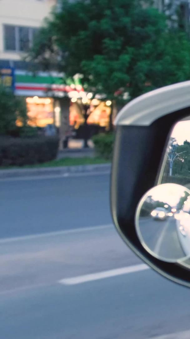 拍摄城市行驶汽车倒车镜视频的预览图