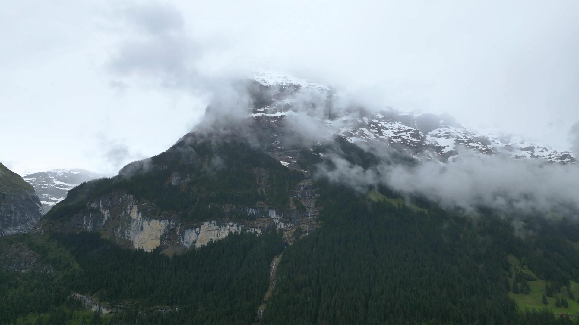城镇格林德瓦俯瞰瑞士山自然风光视频的预览图
