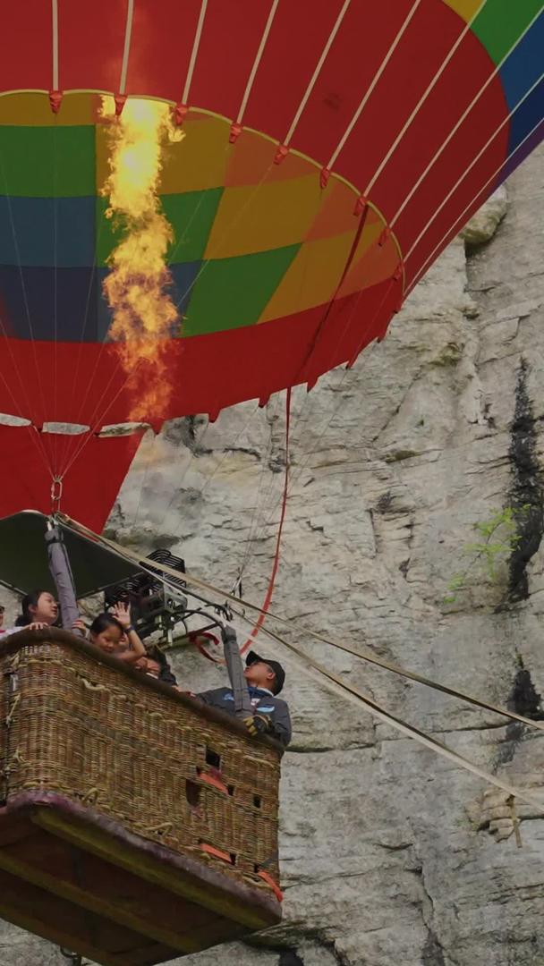 湖北5A级旅游景区恩施利川腾龙洞热气球上游客慢慢升级拍摄素材视频的预览图