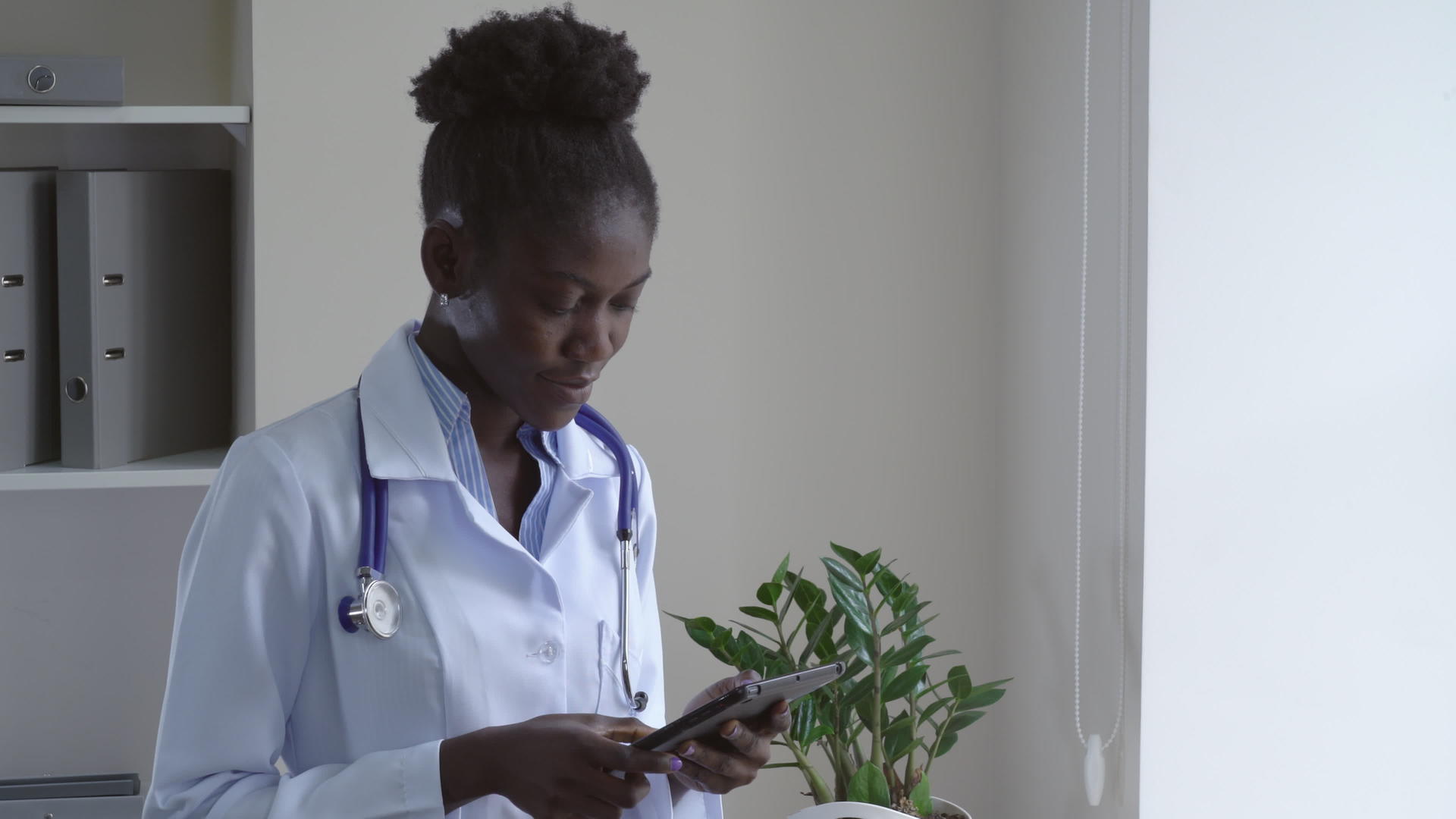 非洲医生使用现代设备视频的预览图