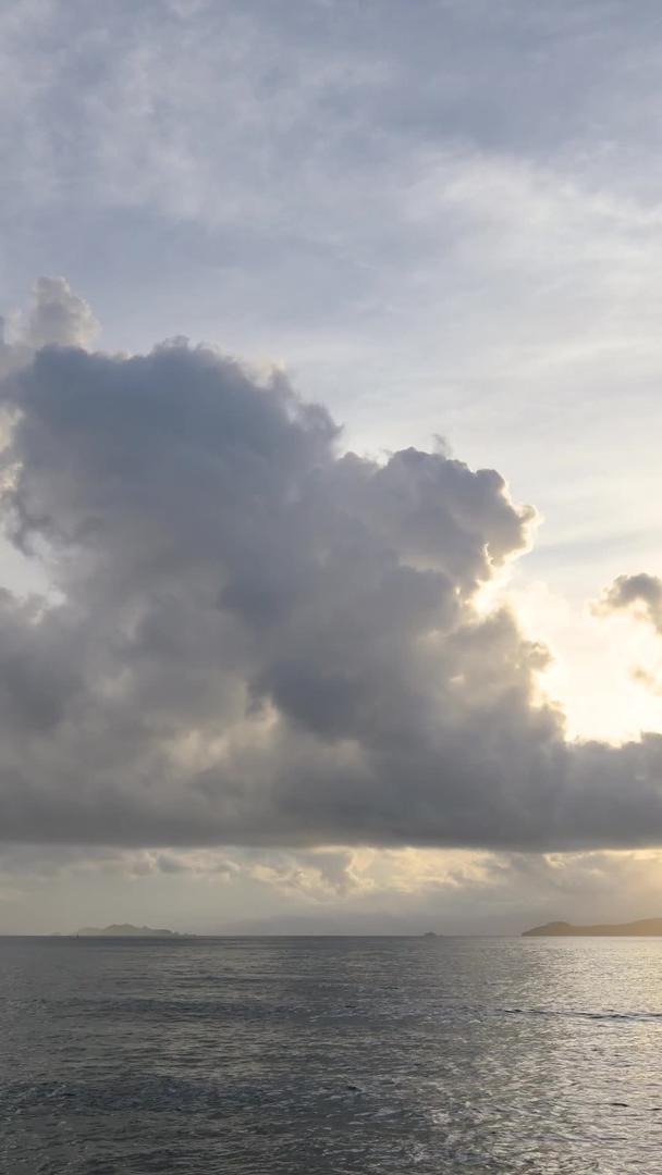 清晨海边的风云变化视频的预览图