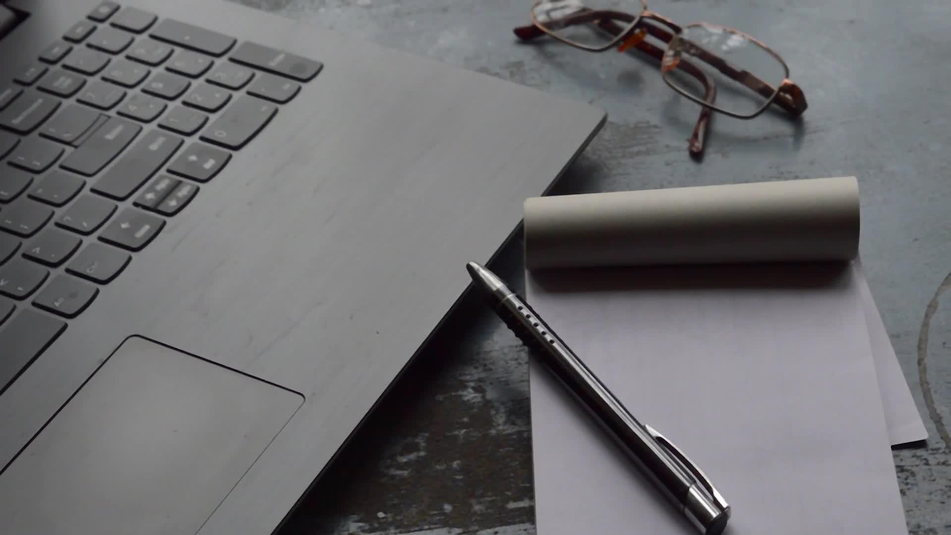 笔记本电脑黑笔和白色直纹纸笔记本电脑视频的预览图