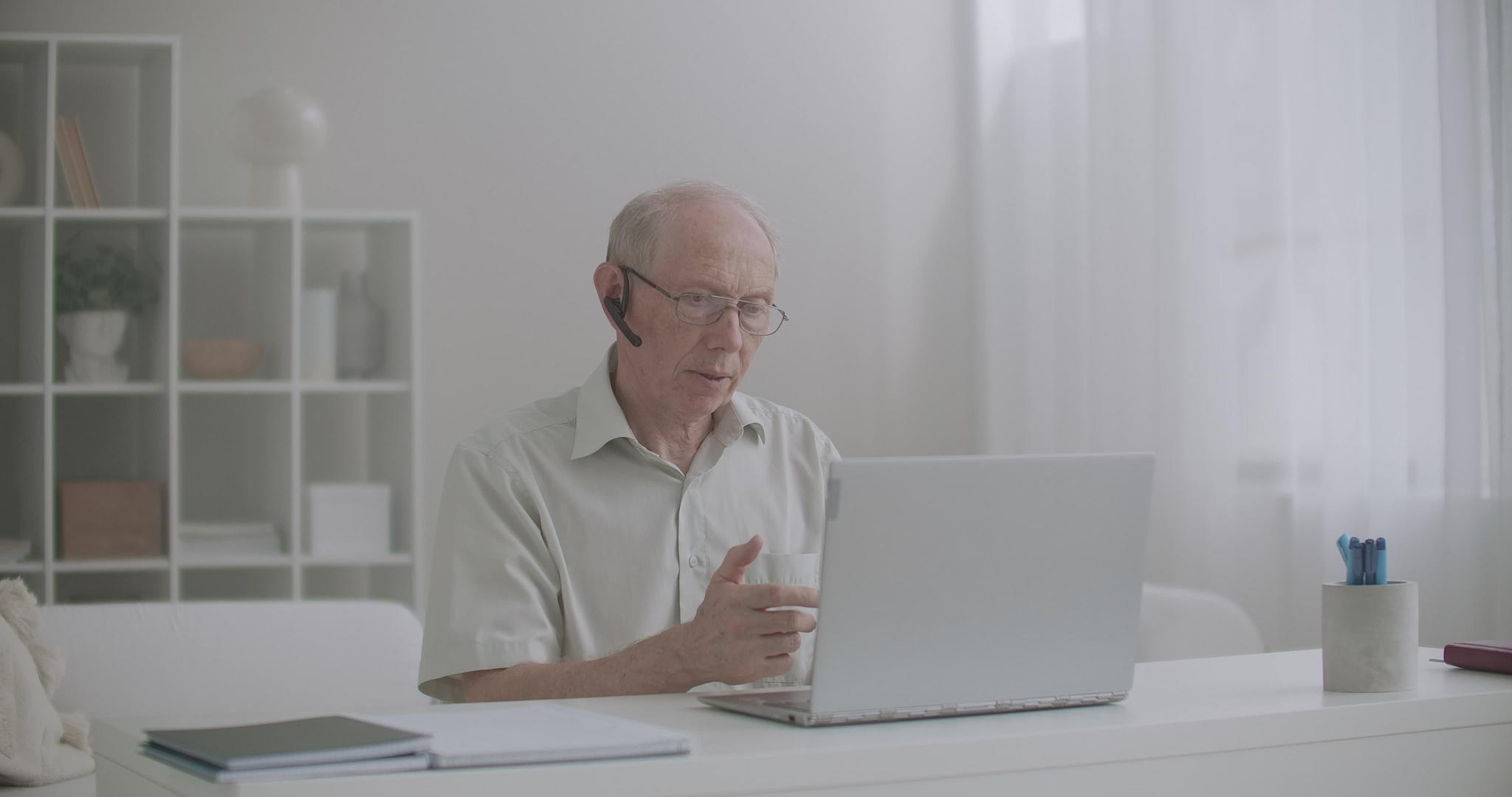通过互联网进行电子学习老年人在讲课坐在膝盖电脑前坐在家里在线交流视频的预览图