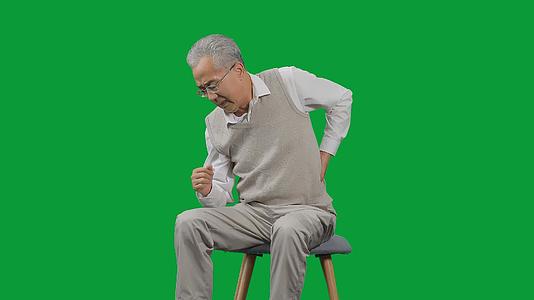 4K绿幕老年男性腿疼膝盖疼视频的预览图