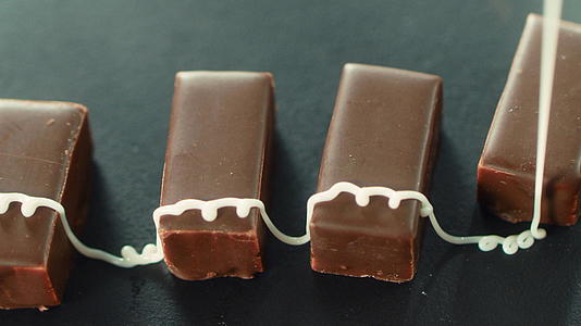 深巧克力糖浆加入深巧克力糖视频的预览图