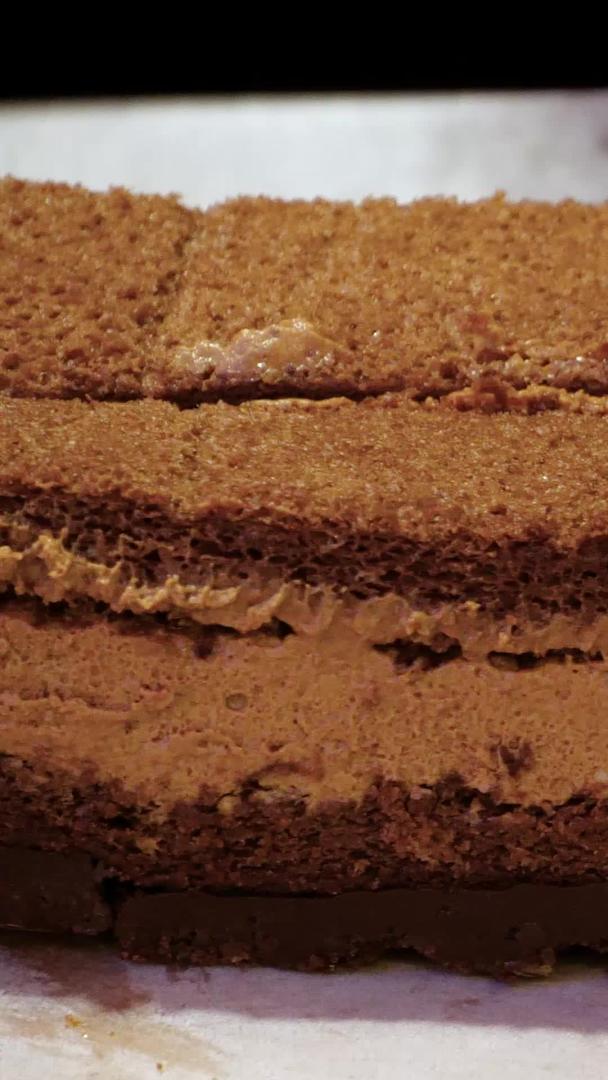 糕点切蛋糕提拉米苏蛋糕巧克力蛋糕分蛋糕分蛋糕视频的预览图
