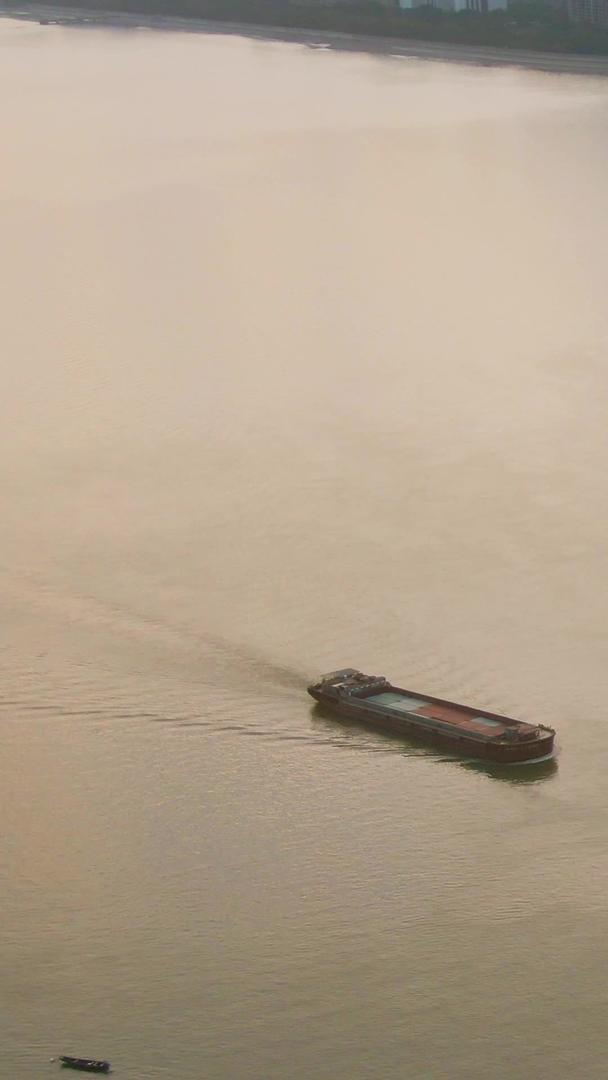 航拍杭州钱塘江船只航行视频的预览图