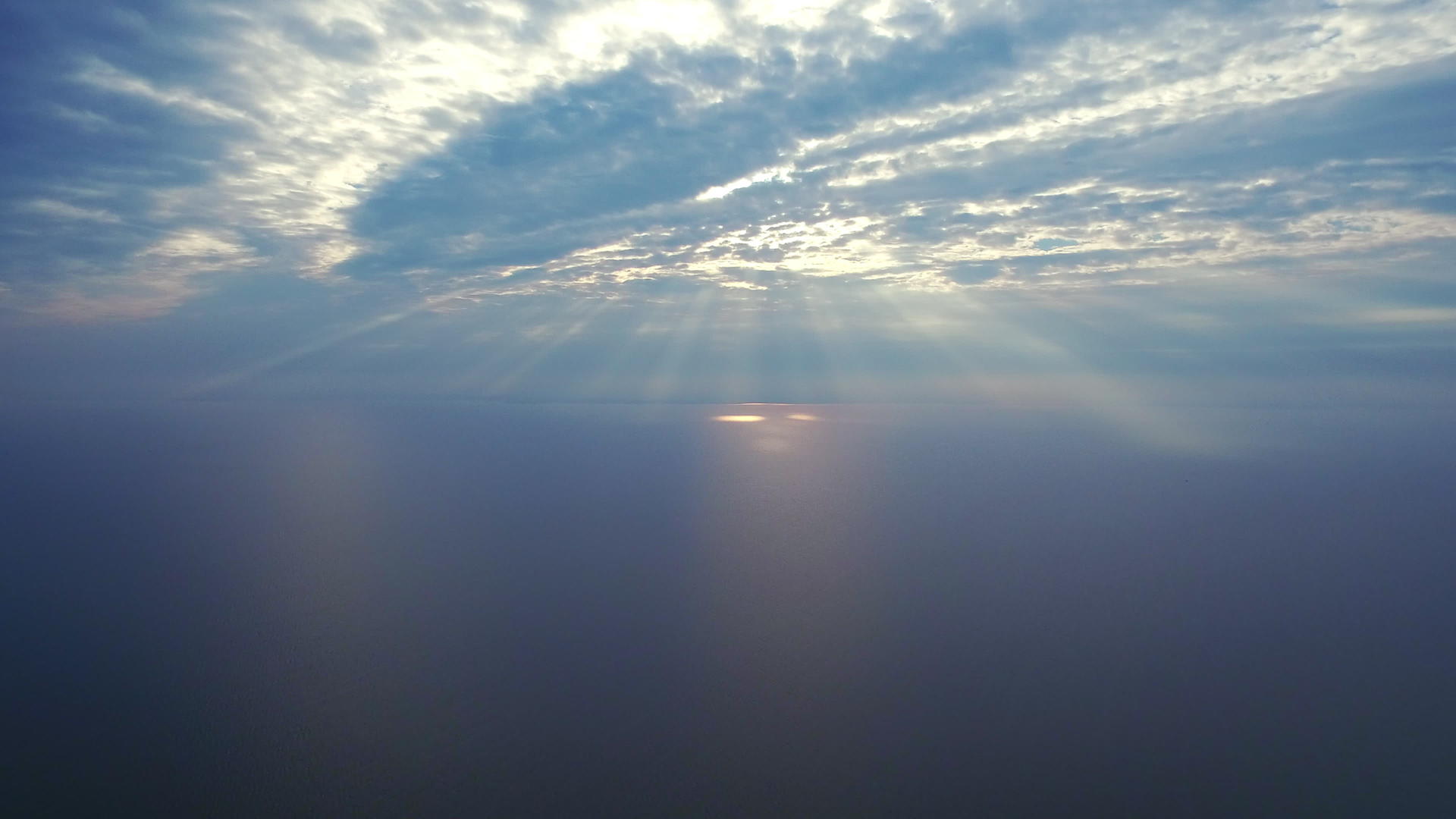 太阳穿透天空中的云层视频的预览图