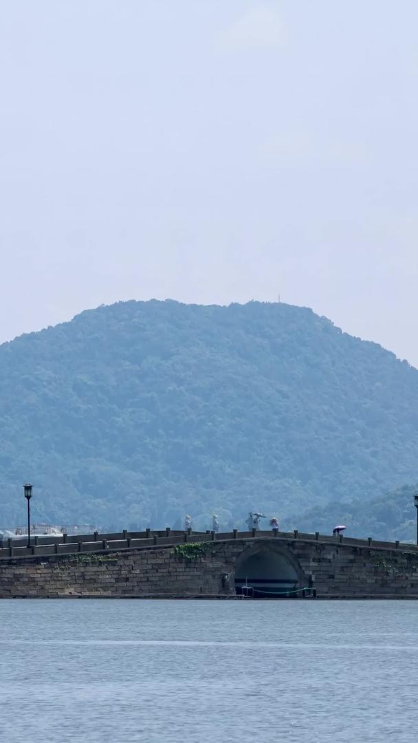 杭州西湖著名景点断桥延时拍摄视频的预览图