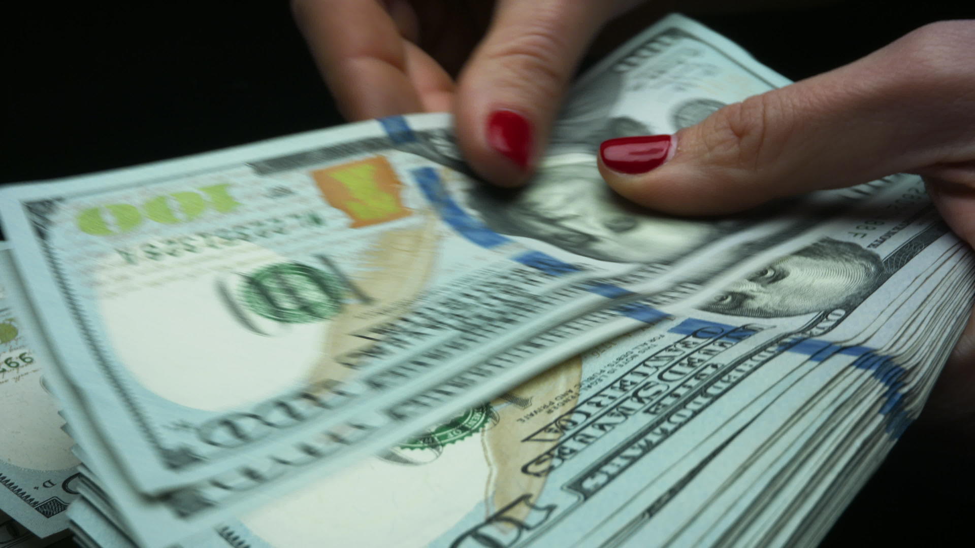 美国黑底钞票在人背景上视频的预览图