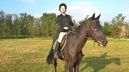 女性草地骑马视频的预览图