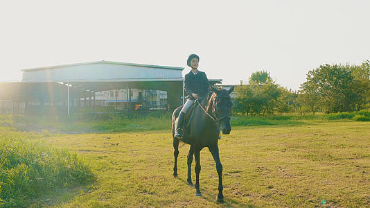 女性骑马视频的预览图