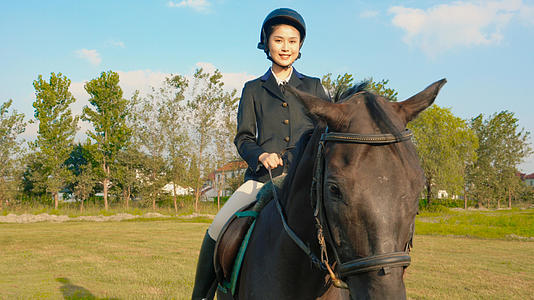 骑马女性形象视频的预览图