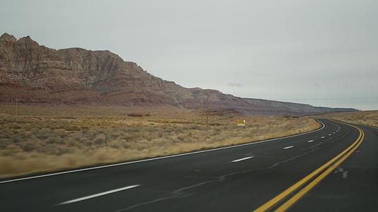 从犹他州开车到美国亚利桑那州大峡谷89公路在美国搭便车旅行在当地旅行在印度的野外西部视频的预览图