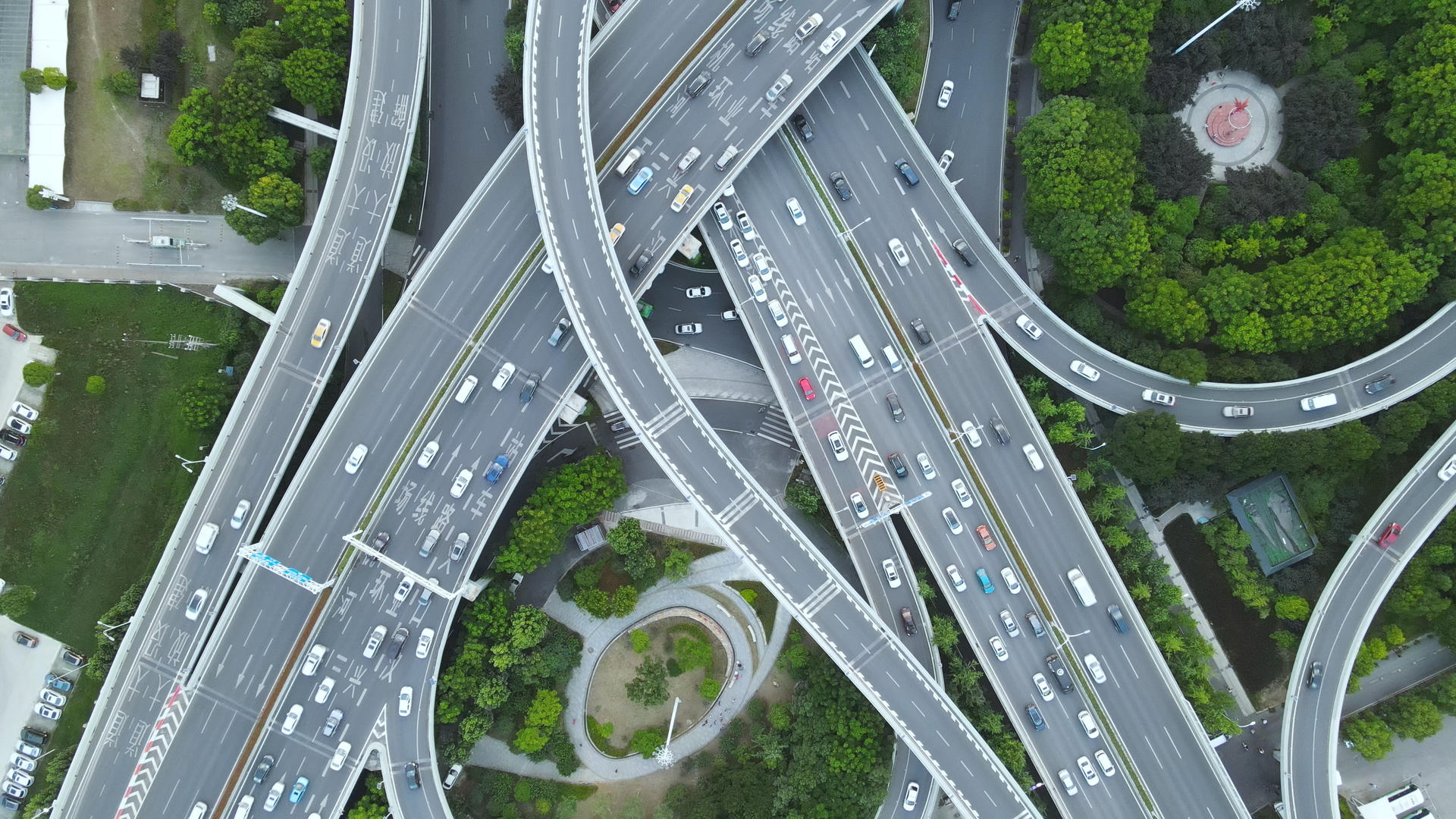 航拍城市环线高架桥交通高峰期堵车4k素材视频的预览图