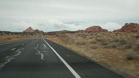开车前往美国亚利桑那州大峡谷的犹他州视频的预览图