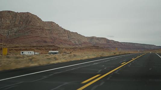 开车前往美国亚利桑那州大峡谷的犹他州视频的预览图