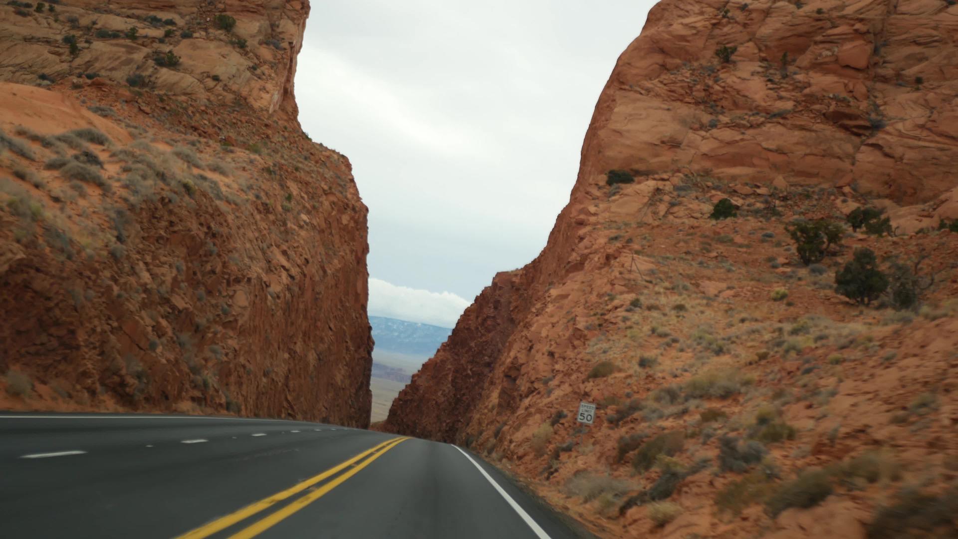 从犹他州开车到美国亚利桑那州大峡谷89公路在美国搭便车旅行在当地旅行在印度的野外西部视频的预览图