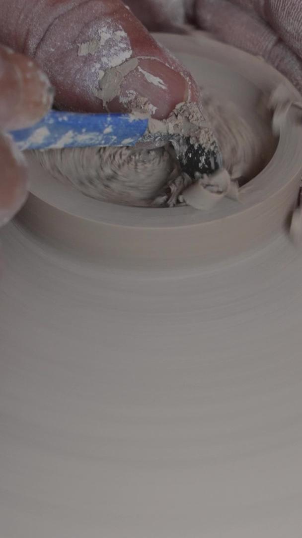 江西景德镇古窑民俗博览区手工艺人现场制作陶瓷器具材料视频的预览图