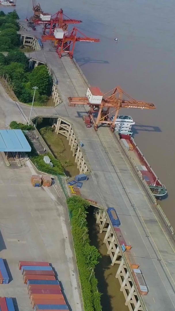 泸州港口集装箱航拍视频的预览图