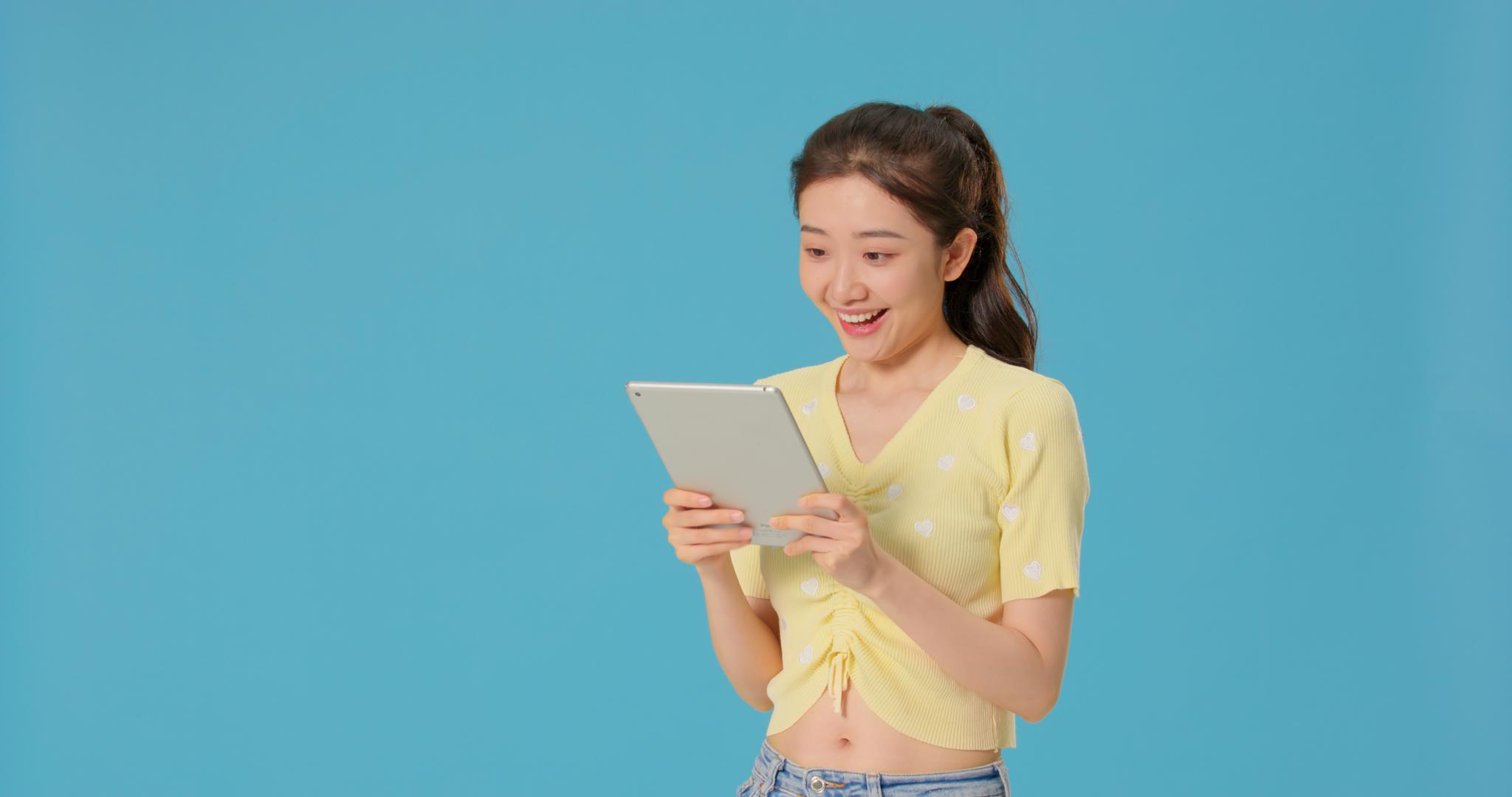 美女使用平板电脑看到高兴的事情视频的预览图
