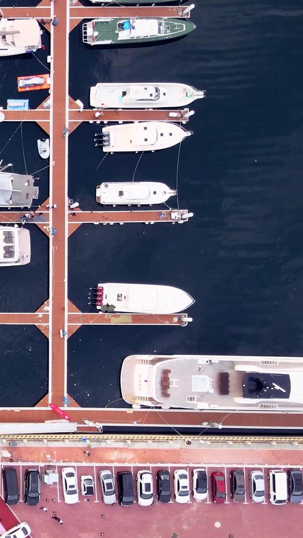 俯瞰游艇码头港口停泊船队大连东港中山区鸟瞰视频的预览图