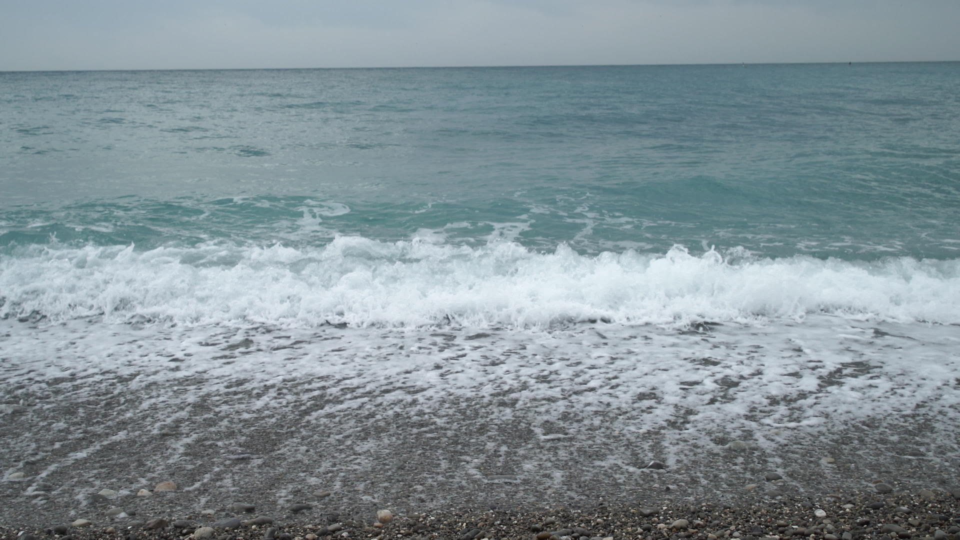 海滩上的海浪视频的预览图