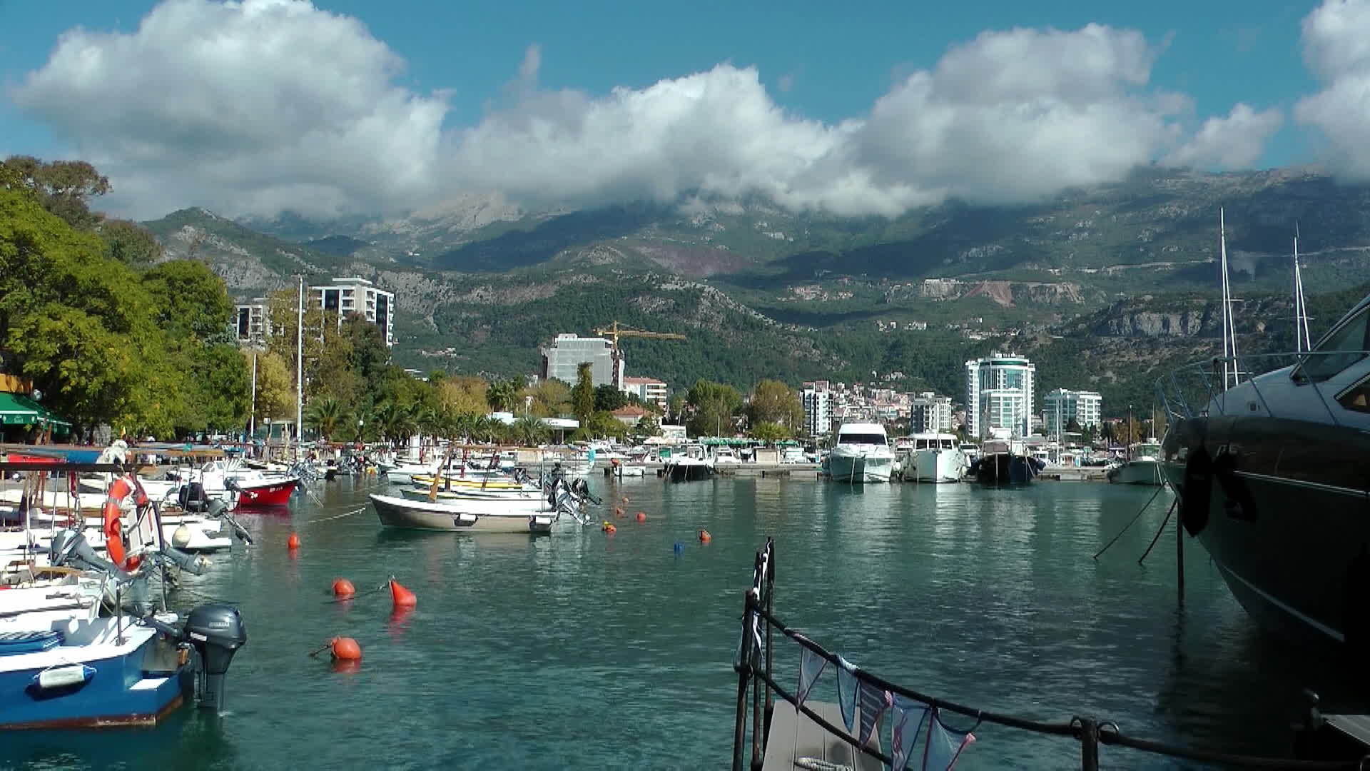 蒙太哥罗布德瓦港口的游艇城市和山丘背景视频的预览图