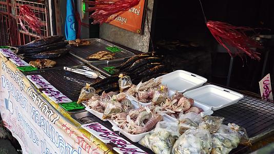 在Asia闲置鱼在街头食品市场鲜鱼和冰虾视频的预览图