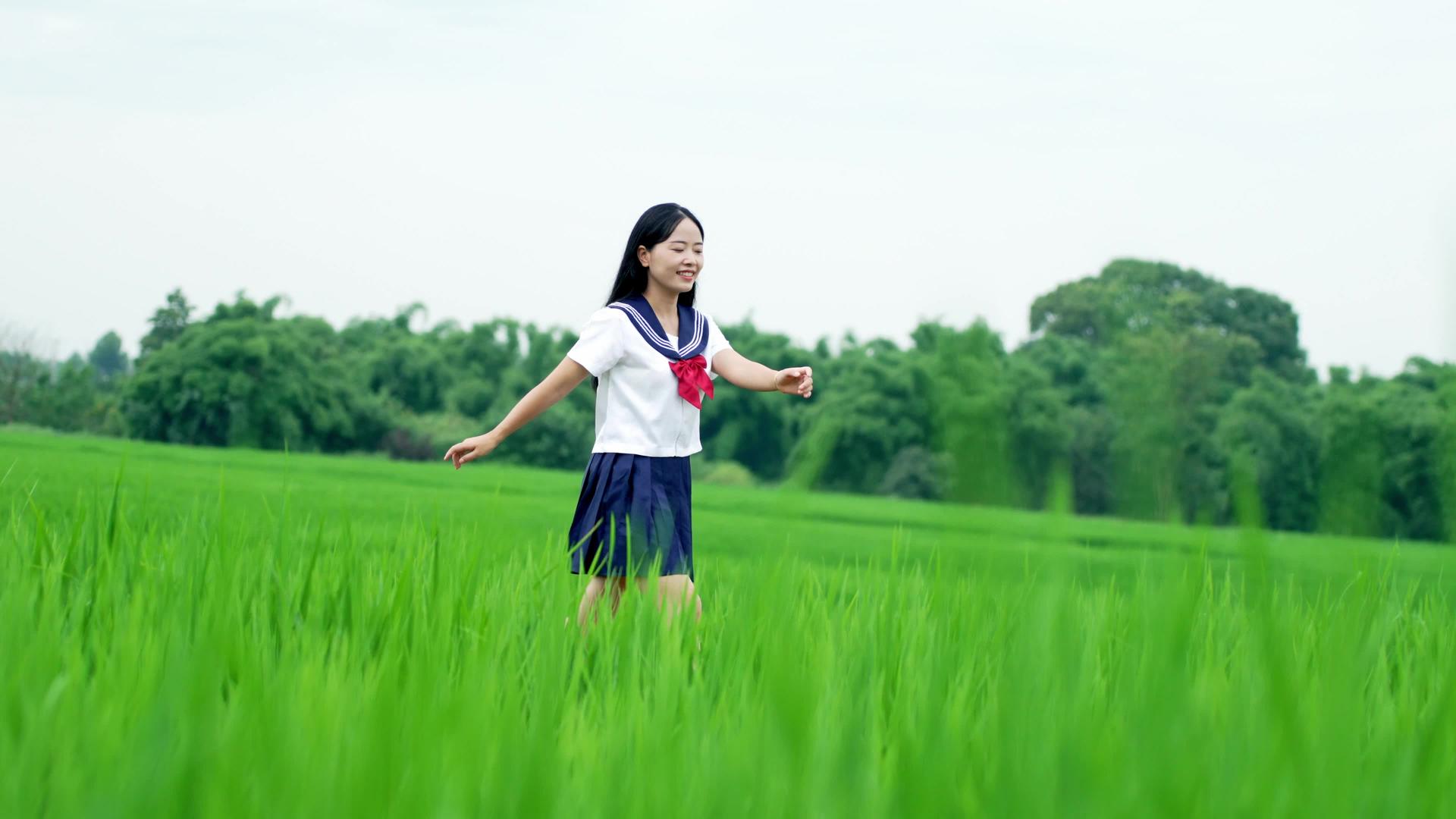 美丽清新的女孩在田野里感受自然的实拍视频视频的预览图