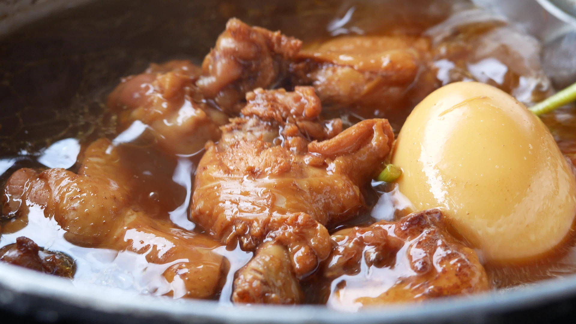 传统的塔伊食品煮鸡蛋和鸡肉和调味料视频的预览图