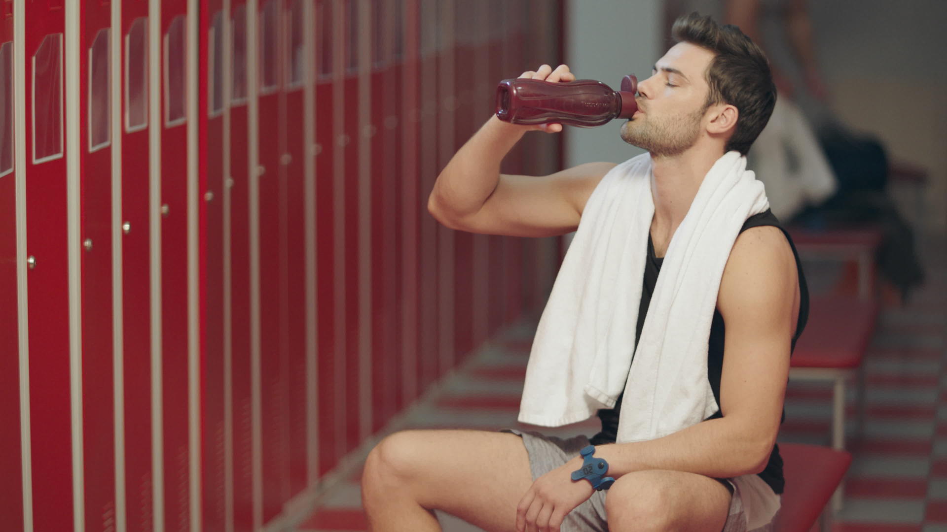 疲惫的运动员在更衣室喝水视频的预览图