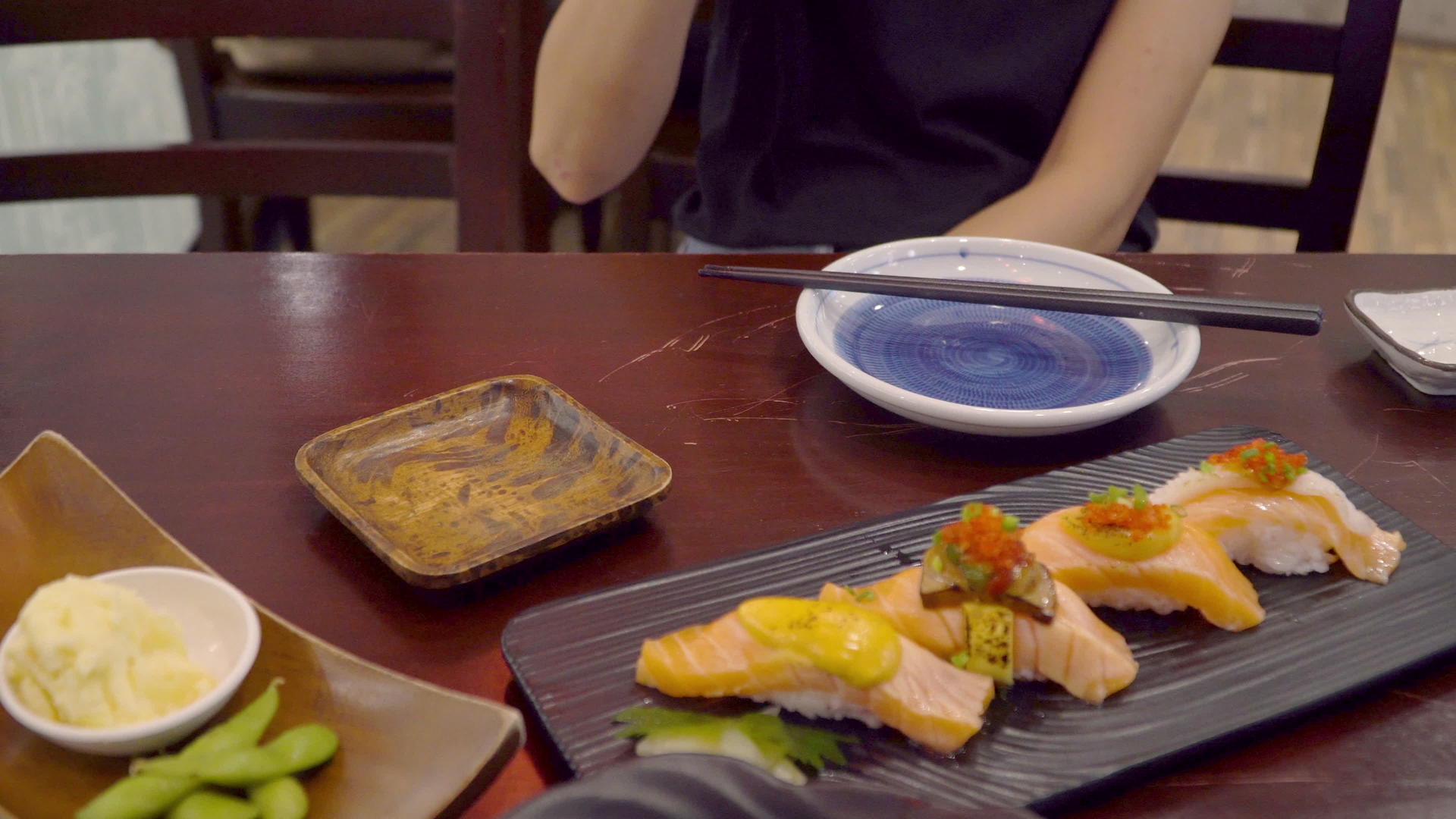 在日本餐馆午餐时 亚洲女性享受日本寿司和绿茶视频的预览图
