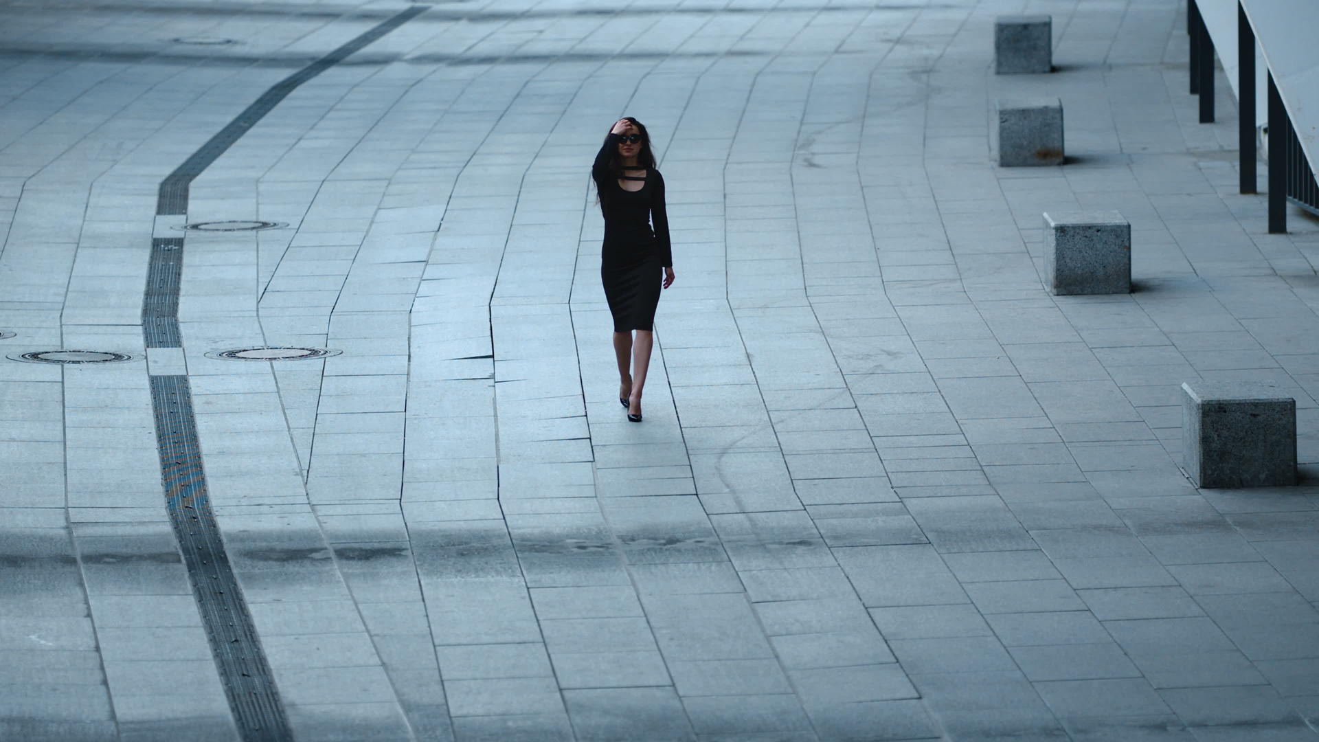 优雅性感的美女在街上摘太阳镜穿着黑色连衣裙视频的预览图