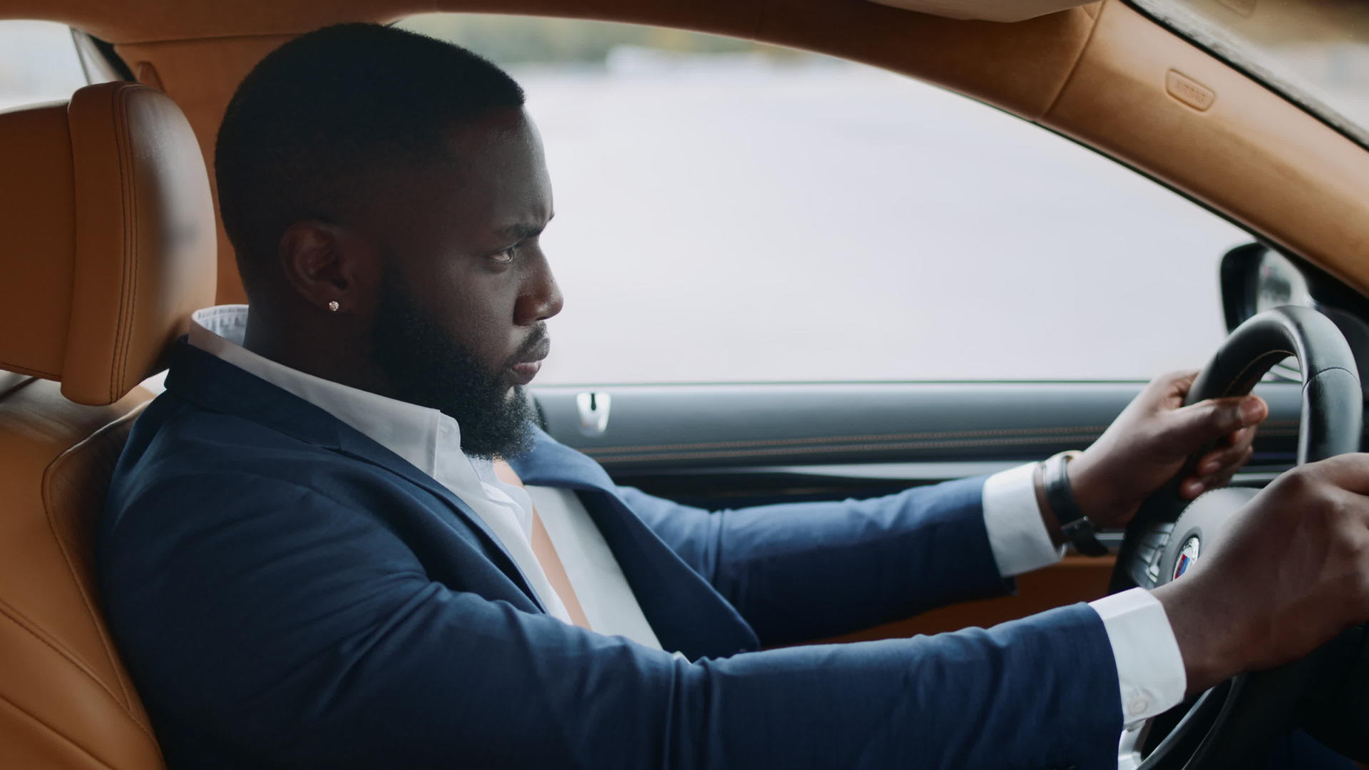 驾驶汽车的商业白领男性男性焦急地握着方向盘视频的预览图
