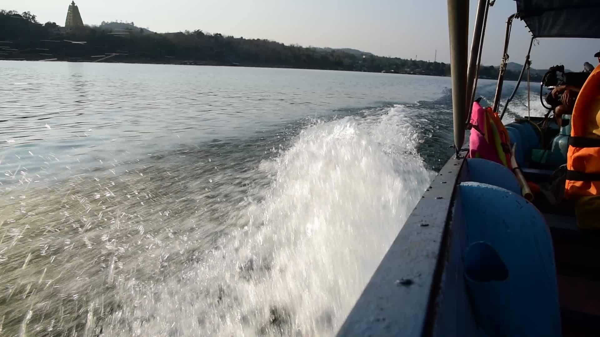 游客乘坐长尾船在河上航行视频的预览图