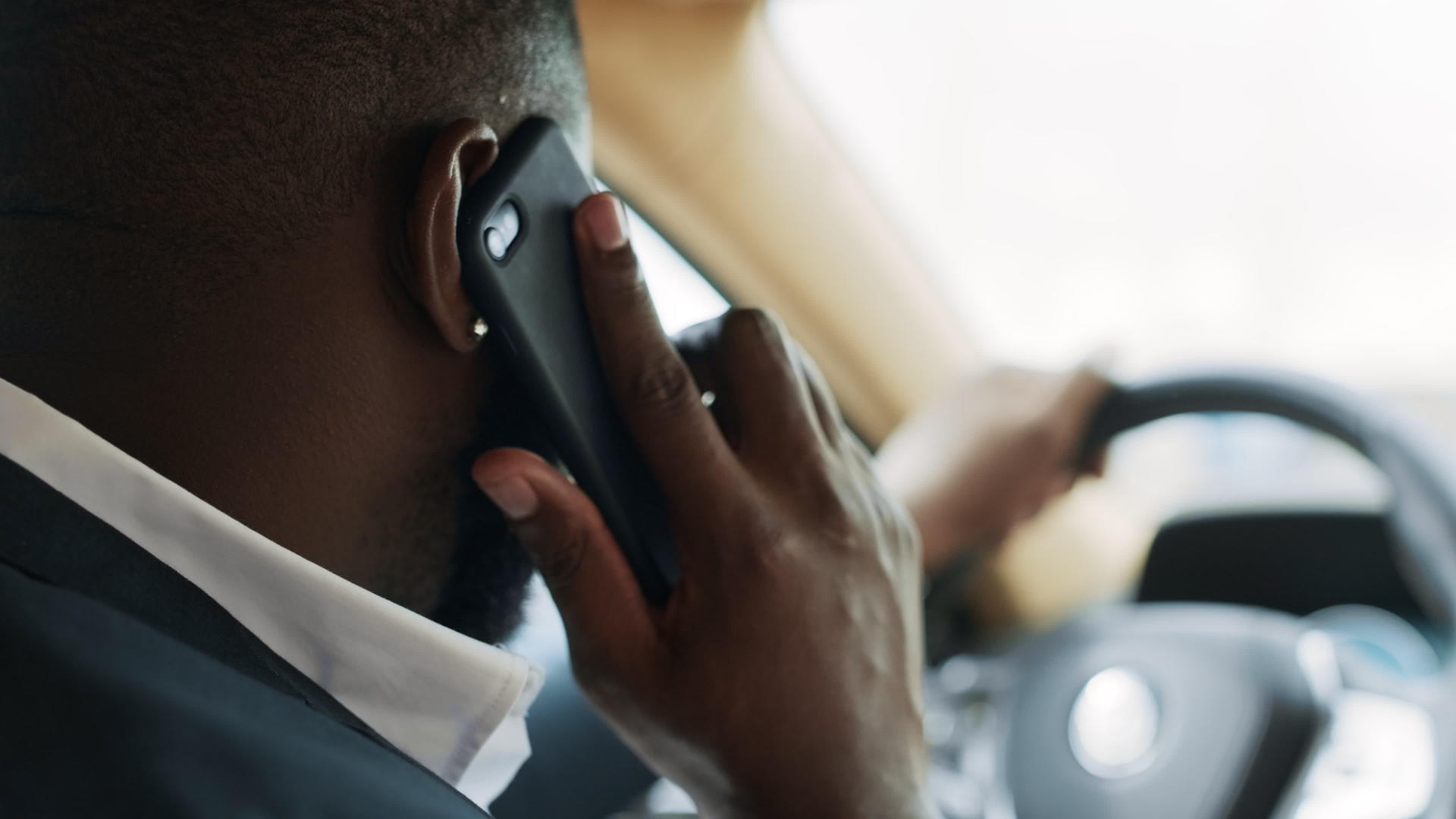 男性在汽车驾驶座上用手机打电话视频的预览图