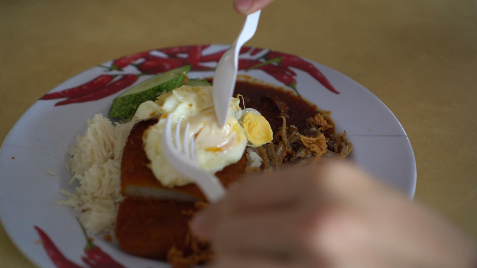 混合和吃纳西利马克(nasilemakchinapoore)著名的马来食品视频的预览图