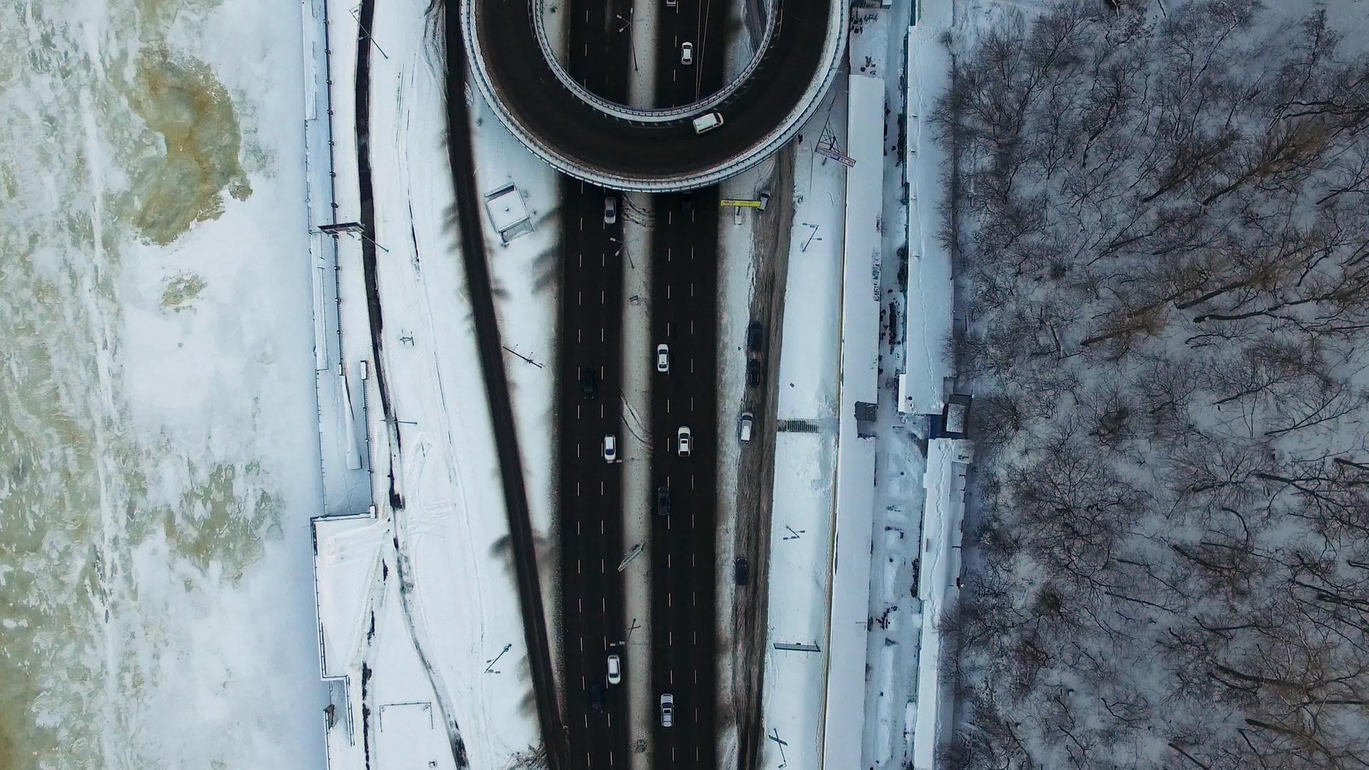 冬季高速公路交叉口的车辆通量最高视频的预览图