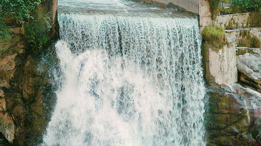 位于印度北阿坎德邦的瀑布视频的预览图
