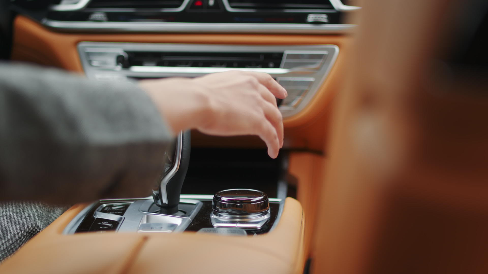 在驾驶座上女性用手触摸自动变换齿轮视频的预览图