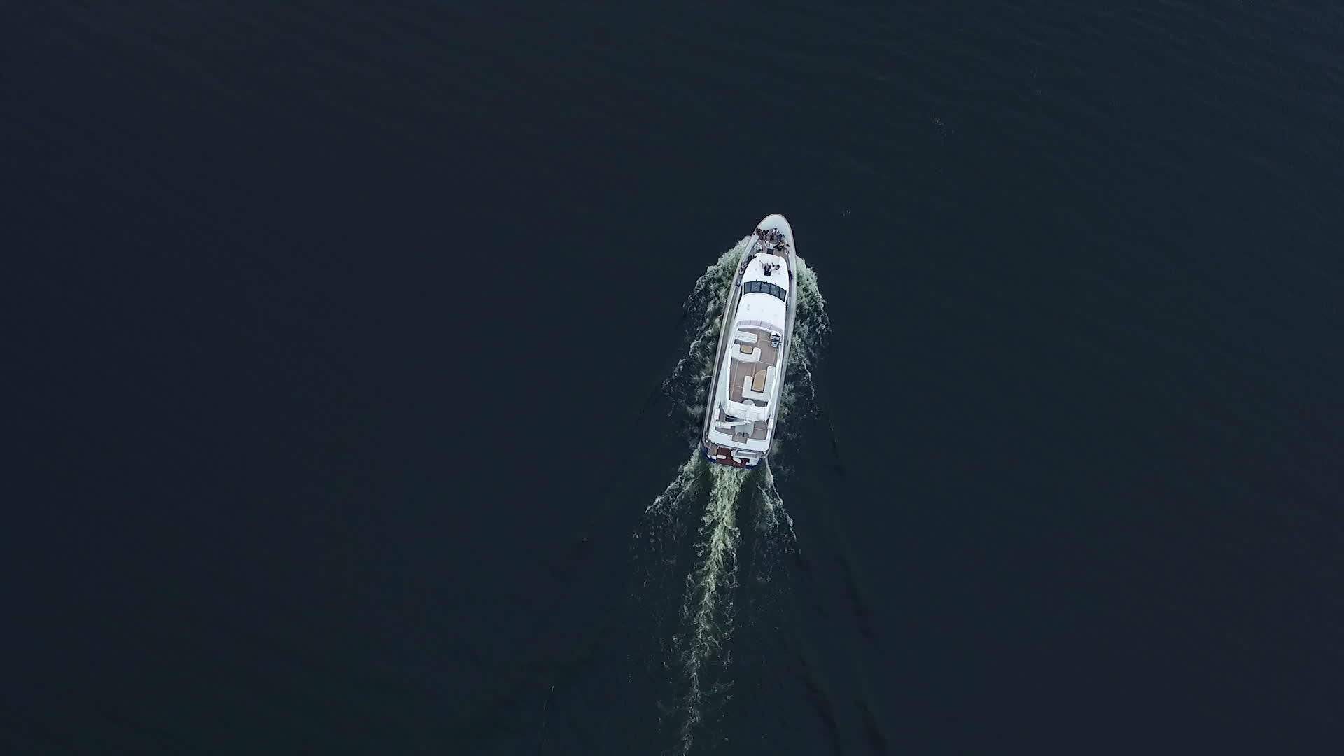 豪华船在蓝海航行的顶层视频的预览图