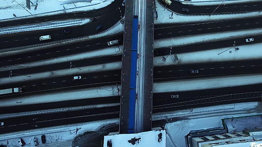 在冬季城市的雪高速公路上驾驶桥顶地铁视频的预览图