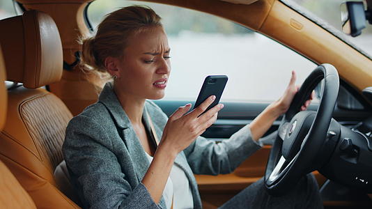 商业白领女性在汽车驾驶座上打电话严打电话视频的预览图