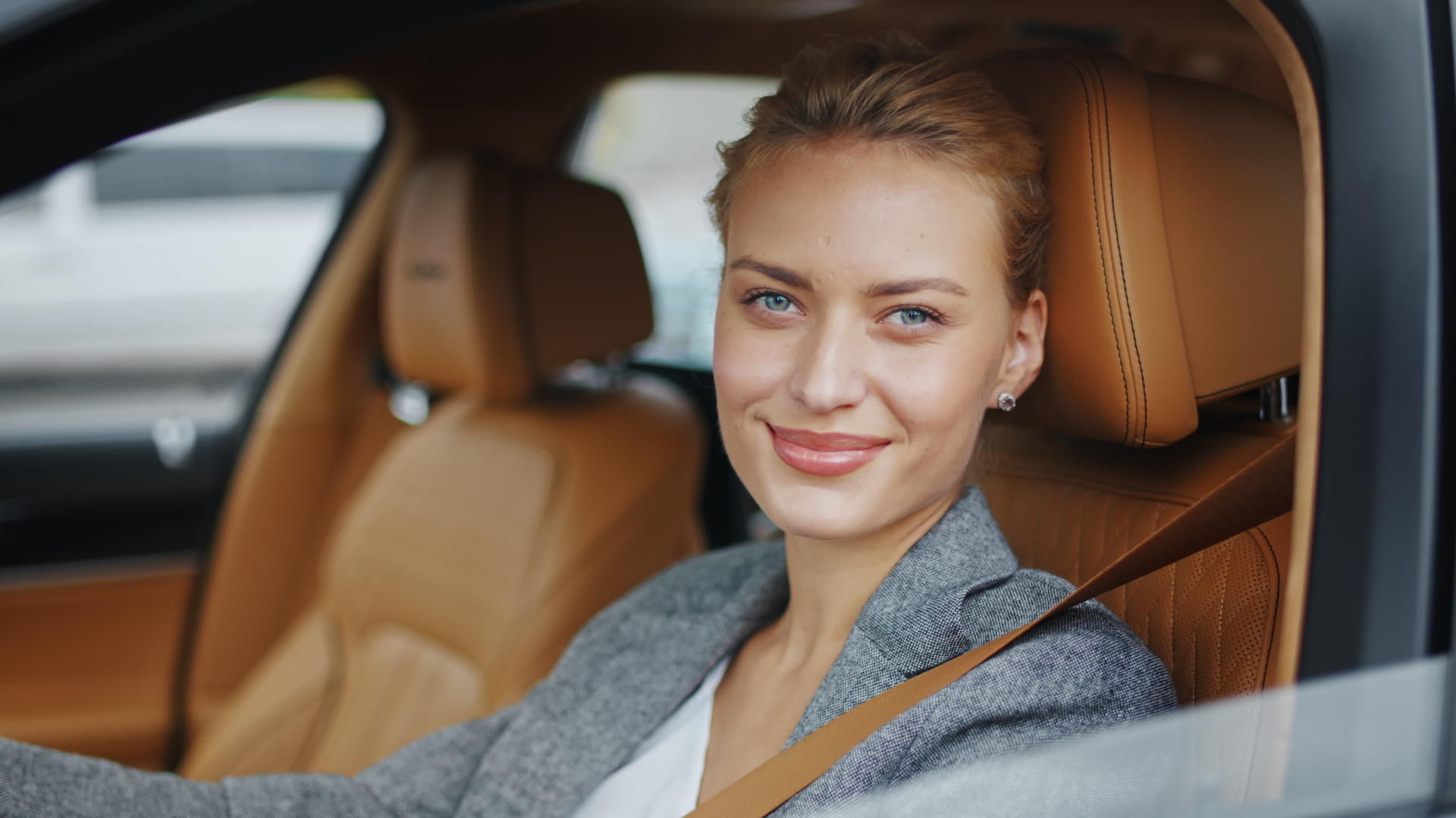 自信美丽的白领女性摇下车窗微笑着微笑视频的预览图