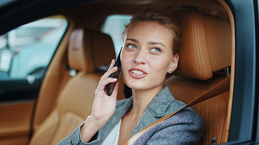 白领女性在驾驶座上用手机聊天视频的预览图
