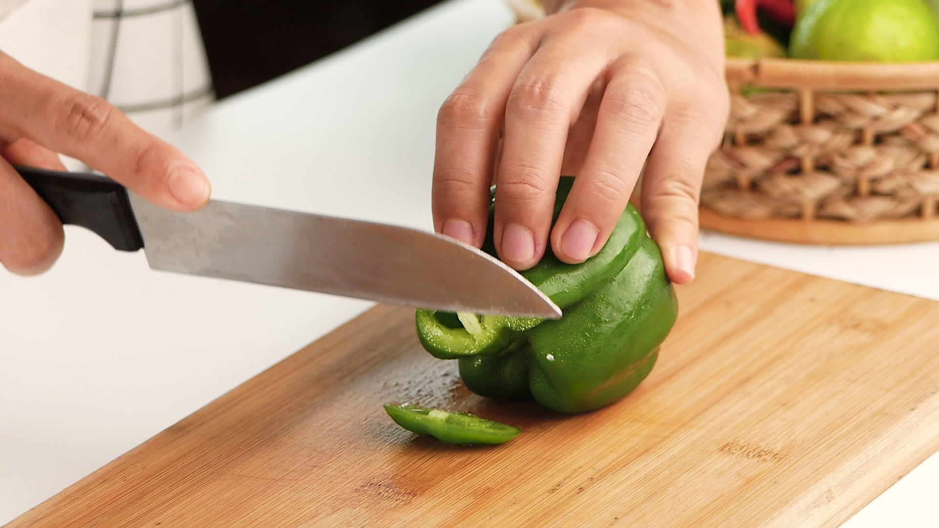 女人用刀把青椒切成碎片用木头砍板上的刀视频的预览图