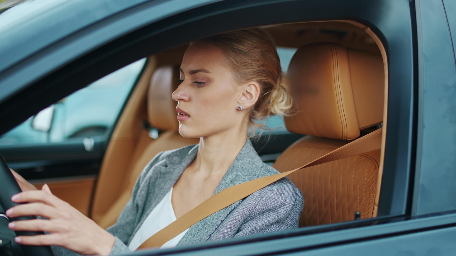 白领女性开始在汽车驾驶座上系安全带视频的预览图