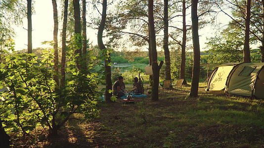 夜晚旅行者在帐篷附近喝茶视频的预览图