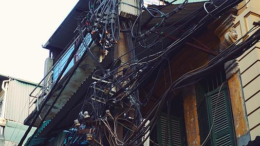 越南河内城市街道输电线路和电缆视频的预览图